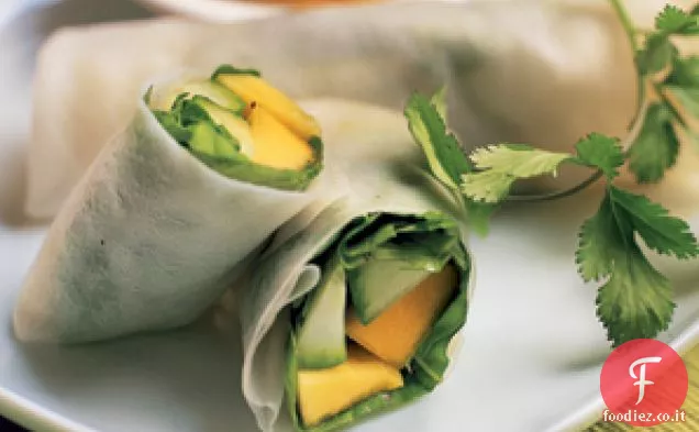Involtini primavera papaya con salsa di arachidi