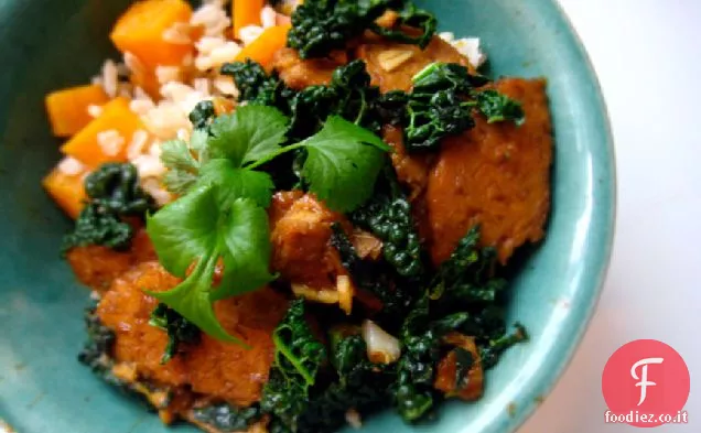 Tempeh Pan-glassato arancione con cavolo nero e riso di patate dolci