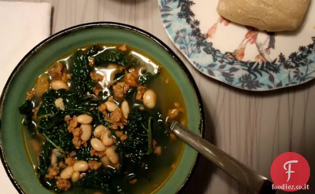Zuppa di cavolo, fagioli bianchi e salsiccia