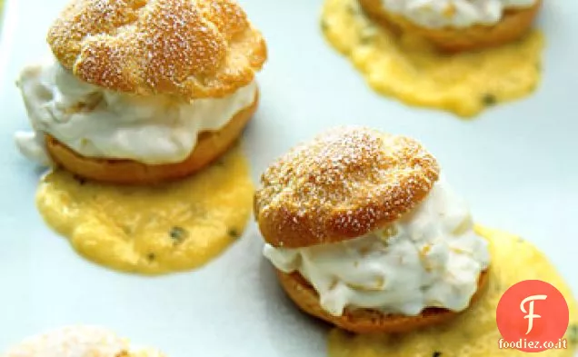 Sbuffi di crema ripieni di mango con salsa di Mango-mojito speziata