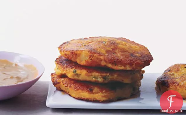 Torte di patate ecuadoriane con salsa di arachidi