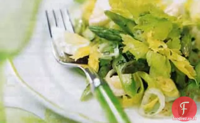 Insalata di asparagi con foglie di sedano, uova di quaglia e vinaigrette al dragoncello