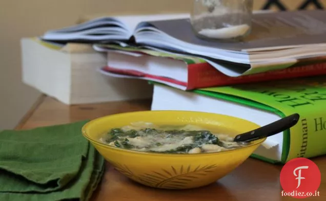 Zuppa di parmigiano, fagioli bianchi e cavoli con pasta strappata