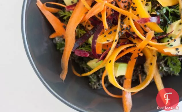 Insalata di cavolo crudo con salsa Tahini cremosa