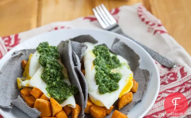 Tacos per la colazione con salsa Kale-coriandolo Chimichurri
