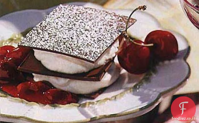 Napoleoni al cioccolato con Crema di Mascarpone e Composta di Ciliegie