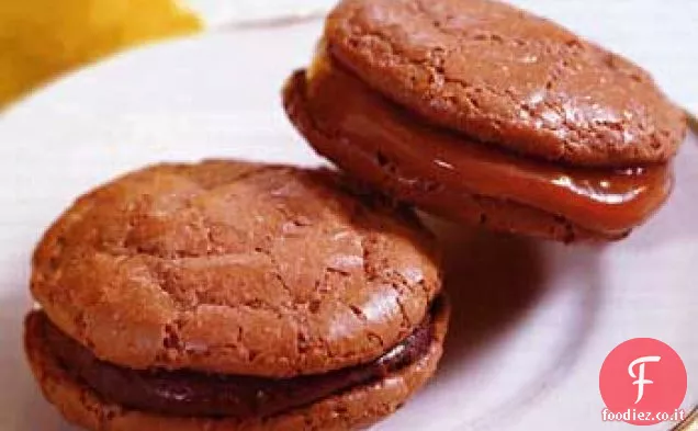 Amaretti al cioccolato con ripieno di cioccolato o caramello
