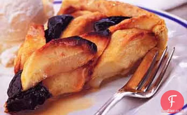 Crostata di mele e prugne con gelato alla vaniglia e Cognac