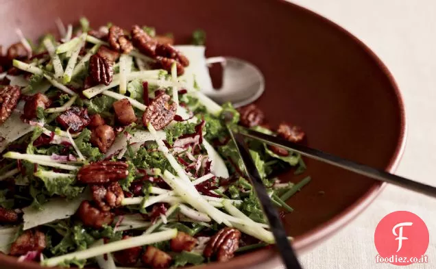Insalata di cavolo e mele con pancetta e noci pecan candite