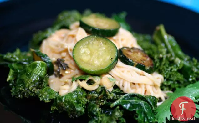 Tagliatelle con salsa di arachidi, cavolo e zucchine