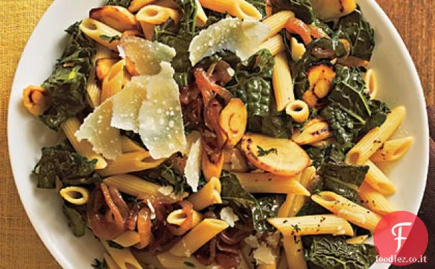 Pasta con cavolo nero, cipolle caramellate e pastinaca