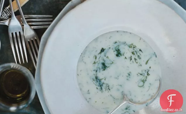 Zuppa Avgolemono refrigerata e spolverata
