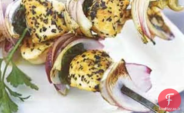 Pollo alla griglia, cipolla rossa e spiedini di menta con insalata greca