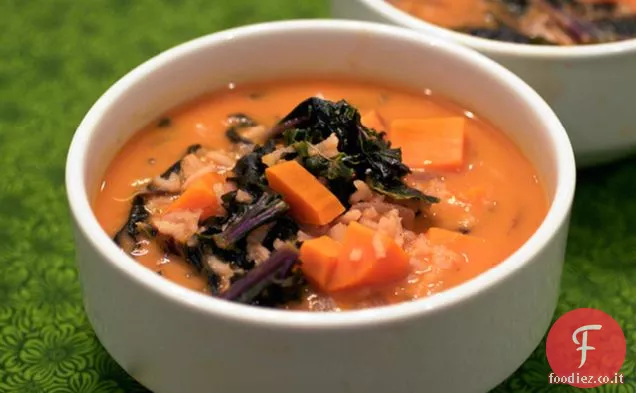 Zuppa di curry rosso con riso e cavolo viola