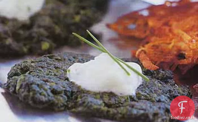 Latkes di spinaci alle erbe greche con salsa di feta-yogurt