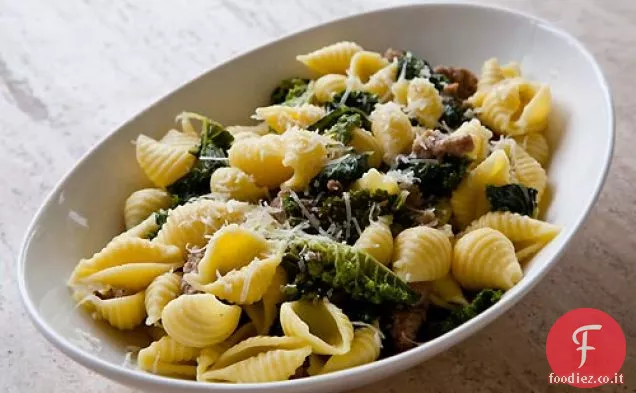Pasta di guscio con salsiccia e verdure