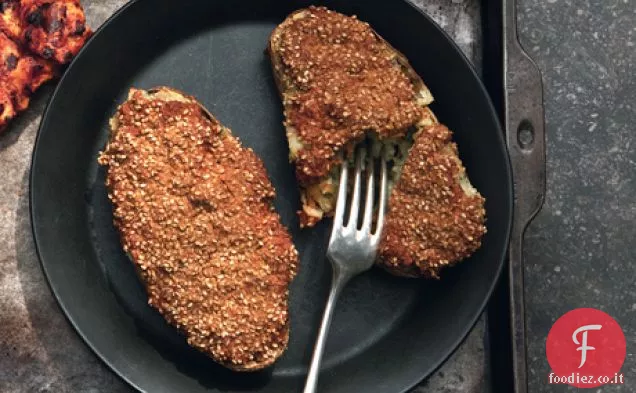Patate ripiene di formaggio con pasta di yogurt e spezie e crosta di semi di sesamo