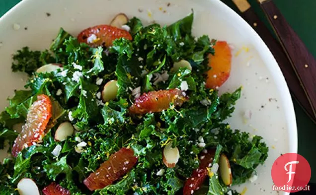 Semplice insalata di arancia rossa e cavolo con una Vinaig balsamico bianco