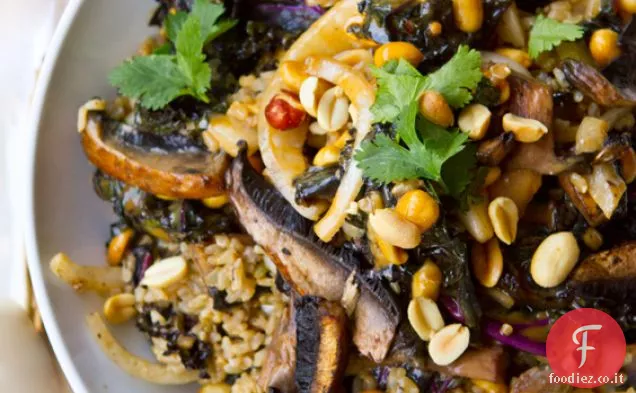 Spicy Peanut Portobello Kale Ciotola di riso con Coriandolo