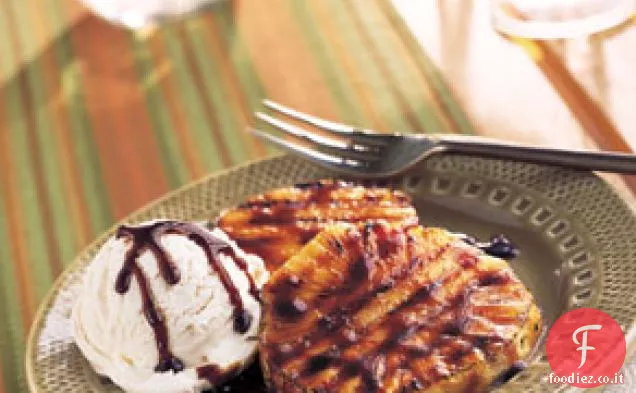 Ananas al profumo di cardamomo alla griglia con gelato alla vaniglia