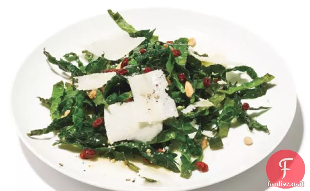 Insalata di cavolo con pinoli, ribes e parmigiano