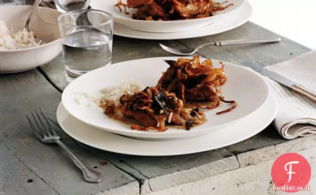 Pollo brasato aromatico con cipolle fritte