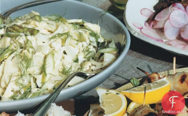 Insalata di verdure italiana con condimento cremoso all'aglio