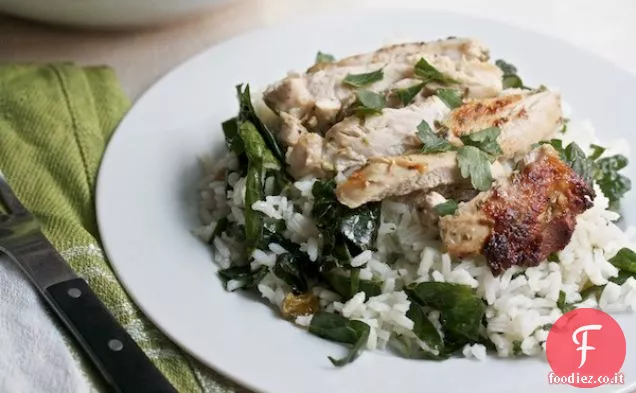 Il miglior pollo alla griglia al coperto con insalata di cavolo e riso