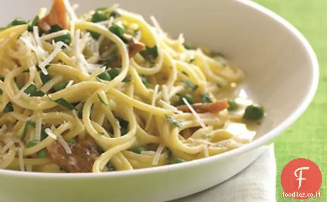 Spaghetti alla Carbonara con Pancetta di Maiale e Piselli Freschi