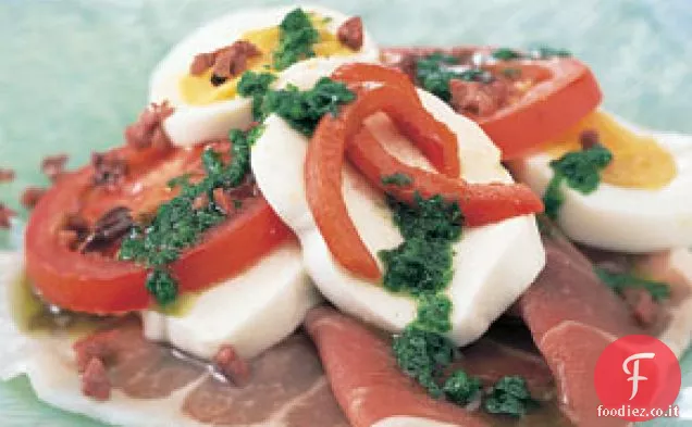 Insalata di antipasti con condimento al basilico