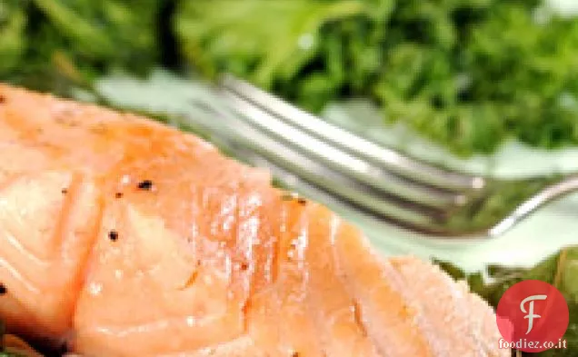 Salmone avvolto in foglie di fico