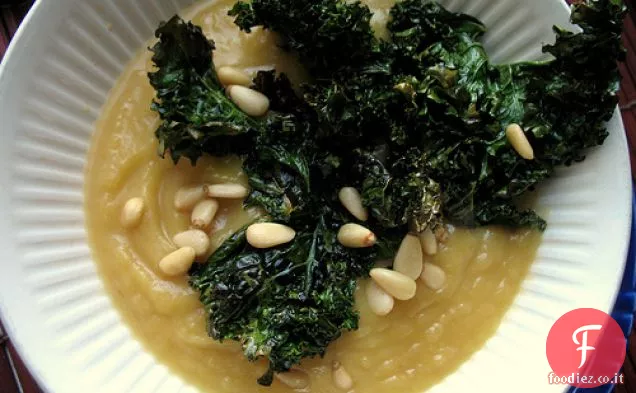 Zuppa di zucca ghianda con patatine di cavolo arrosto e pinoli