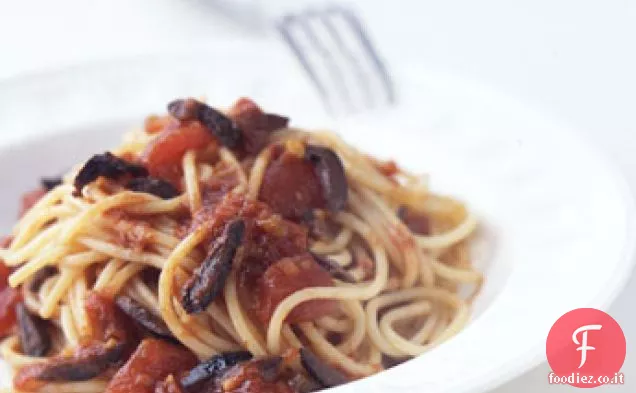 Spaghetti con Pomodoro Piccante Salsa di Olive