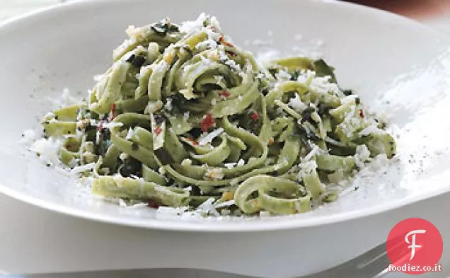Linguine di spinaci piccanti con olio d'oliva e aglio