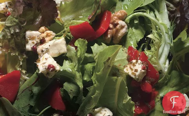 Insalata di erbe con feta, peperoni rossi arrostiti e noci tostate