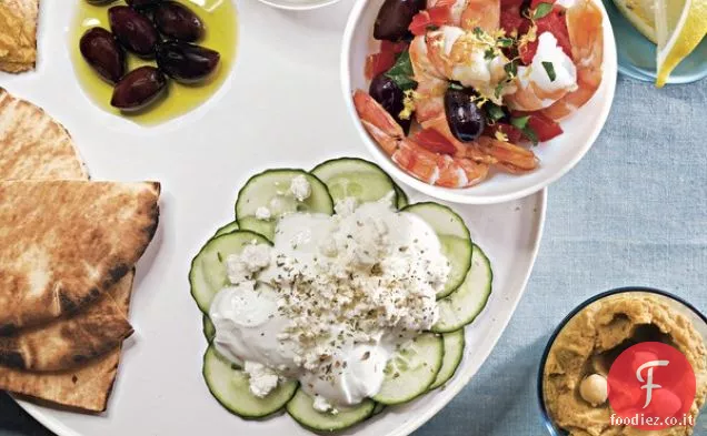 Meze Piatto con Hummus, insalata di gamberetti, e insalata di cetrioli
