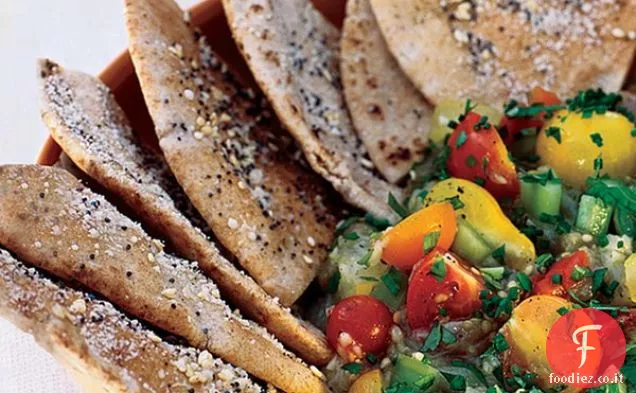 Insalata di melanzane arrosto con patatine pita e salsa allo yogurt
