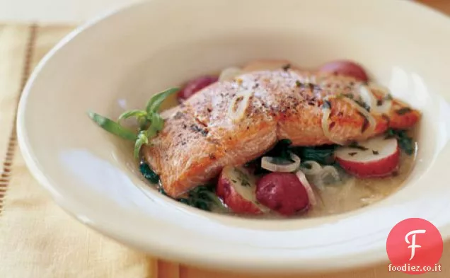 Salmone selvatico scottato con patate novelle e brodo di Digione