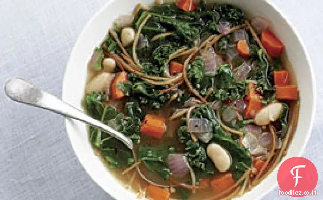 Zuppa di noodle con cavolo nero e fagioli bianchi