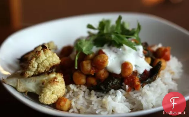 Ceci piccanti con zenzero e cavolo e salsa di yogurt al lime