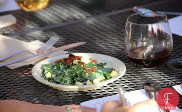 Insalata di cavolo crudo con pancetta e uova