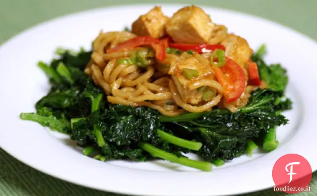 Tofu Noodle Toss con salsa di arachidi Kick-butt di Taylor