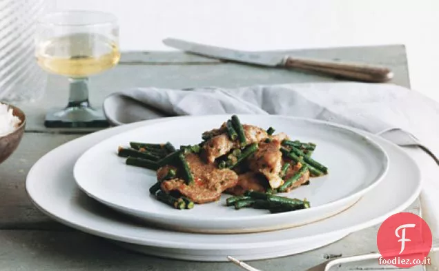 Carne di maiale saltata in padella con fagioli lunghi