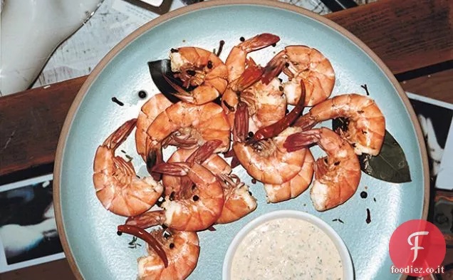 Sbucciare e mangiare gamberetti speziati con Chipotle Remoulade