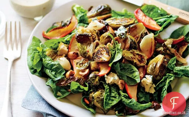 Insalata di germogli di Bruxelles arrostiti e mele