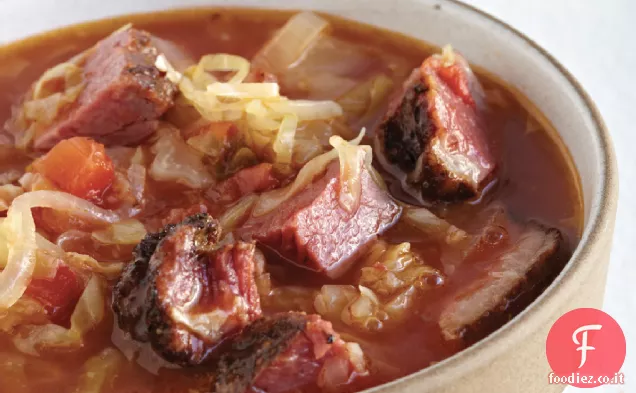 Cavolo autunnale e borscht di carne affumicata