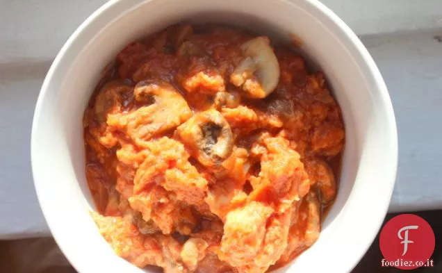 Zuppa di pane al pomodoro con funghi