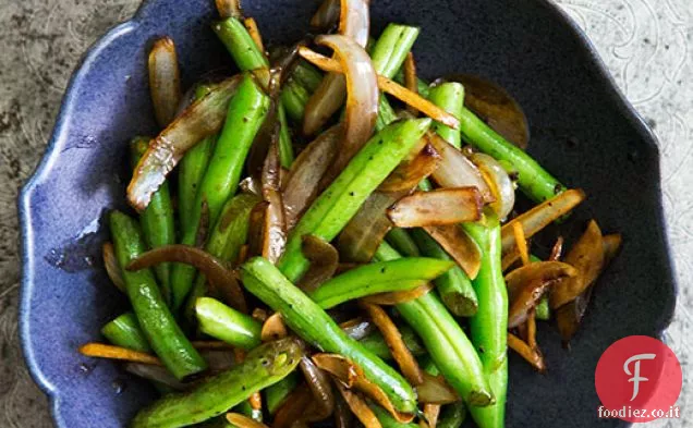 Mescolare fagiolini fritti con zenzero e cipolle