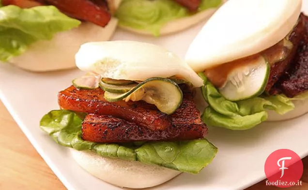 Sous-Vide Panini di pancetta di maiale con maionese di brasato di maiale e cetrioli sottaceto