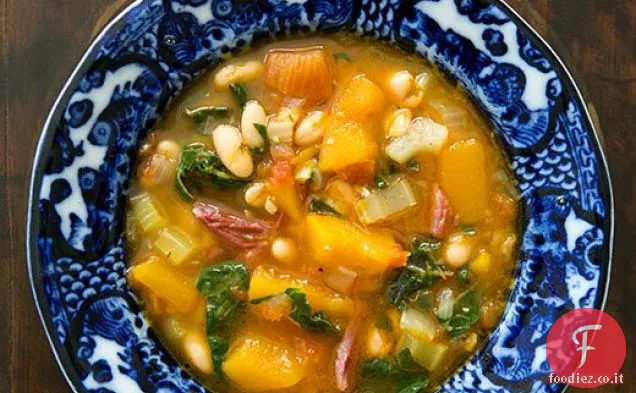Zuppa di fagioli bianchi con prosciutto, zucca e bietole